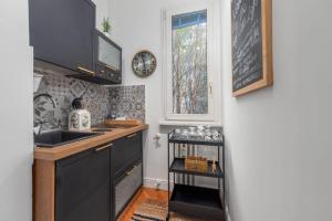 cocina con encimera, fregadero y ventana en Pretty Little Loft en Rho