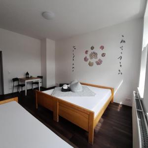 1 dormitorio con 1 cama en una habitación en Rennsteighostel Thal, en Ruhla