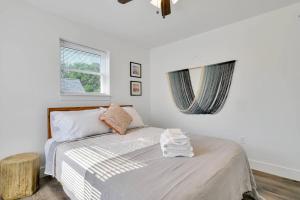 ein weißes Schlafzimmer mit einem Bett und einem Fenster in der Unterkunft 2BR Escape in Bangor - Work & Unwind in Comfort in Bangor