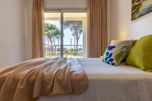 a bedroom with a bed with a window with a view at DMS 5 Planta Baja Arysal 5 in Cambrils