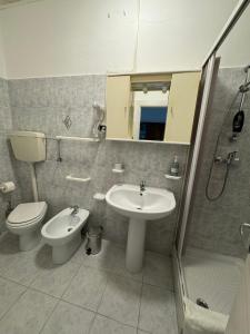 een badkamer met een toilet, een wastafel en een douche bij Nonna Maria Rosa in Senise