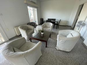 Χώρος καθιστικού στο Platform 357 Gravias Spacious Apartment