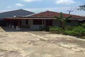 una casa con una entrada delante de ella en OYO 93841 Panorama Dewi, en Subang