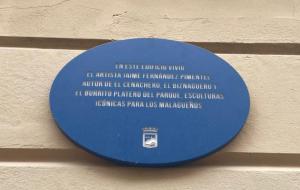 une plaque bleue sur le côté du bâtiment dans l'établissement Cubo's Apartamento 33 Carreteria 3B, à Malaga