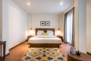 ein Schlafzimmer mit einem Bett und einem Teppich in der Unterkunft Hotel Roadhouse in Kathmandu
