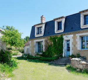 La Bicyclette في Chisseaux: منزل قديم بسقف ازرق
