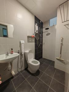 Un baño con inodoro, lavabo y ducha. en Seaview Homestay Kt Pangsapuri Ladang Tanjung, en Kuala Terengganu 4 fotos más