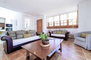 阿德赫的住宿－Casa Tauro，客厅配有沙发和桌子