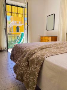 um quarto com uma cama e vista para uma varanda em Residence Rodi em Alassio