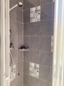 uma casa de banho com um chuveiro e uma porta de vidro em Residence Rodi em Alassio
