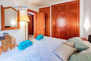 Postel nebo postele na pokoji v ubytování Casita el Faro en Playa Bastian aircon in the bedrooms VV