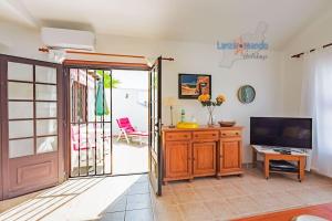 TV a/nebo společenská místnost v ubytování Casita el Faro en Playa Bastian aircon in the bedrooms VV