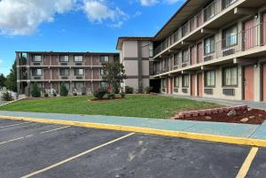 un aparcamiento vacío frente a un edificio en Days Inn & Suites by Wyndham Springfield on I-44, en Springfield