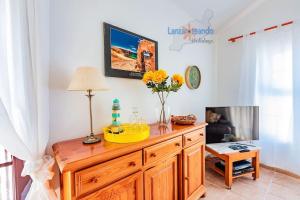 Posezení v ubytování Casita el Faro en Playa Bastian aircon in the bedrooms VV