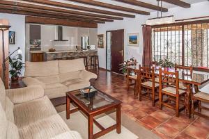 uma sala de estar com um sofá e uma mesa em Villa Andrea Nerja em Frigiliana