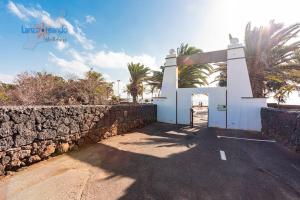Fotografie z fotogalerie ubytování Casita el Faro en Playa Bastian aircon in the bedrooms VV v destinaci Costa Teguise