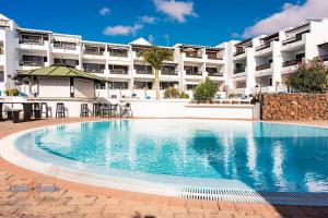 Bazén v ubytování Casita el Faro en Playa Bastian aircon in the bedrooms VV nebo v jeho okolí