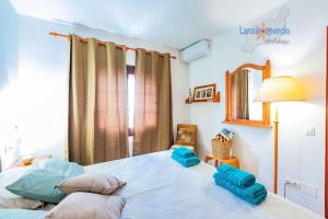 Postel nebo postele na pokoji v ubytování Casita el Faro en Playa Bastian aircon in the bedrooms VV