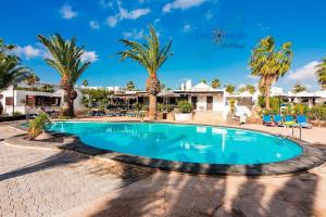 Bazén v ubytování Casita el Faro en Playa Bastian aircon in the bedrooms VV nebo v jeho okolí