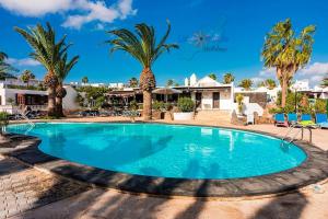 Bazén v ubytování Casita el Faro en Playa Bastian aircon in the bedrooms VV nebo v jeho okolí