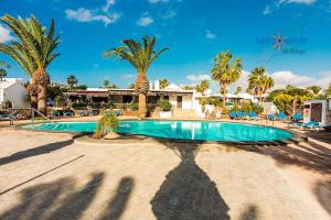 Bazén v ubytování Casita el Faro en Playa Bastian aircon in the bedrooms VV nebo v jeho okolí