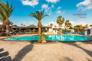 Bazén v ubytování Casita el Faro en Playa Bastian aircon in the bedrooms VV nebo v jeho okolí