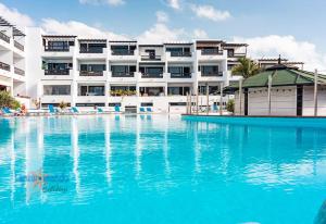 Bazén v ubytování Casita el Faro en Playa Bastian aircon in the bedrooms VV nebo v jeho okolí