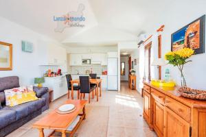Kuchyň nebo kuchyňský kout v ubytování Casita el Faro en Playa Bastian aircon in the bedrooms VV