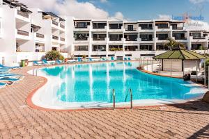 Bazén v ubytování Casita el Faro en Playa Bastian aircon in the bedrooms VV nebo v jeho okolí
