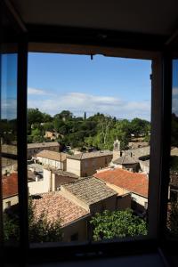 Robion en LuberonにあるGîte de l'Escanson un temps pour soiの窓から市街の景色を望めます。