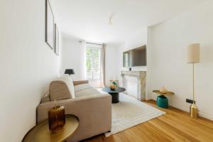 - un salon avec un canapé et une cheminée dans l'établissement Bright apartment near Bois de Vincennes, à Vincennes