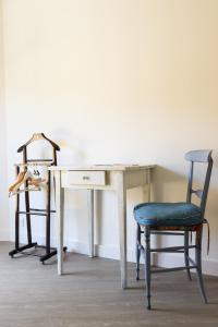 Robion en LuberonにあるGîte de l'Escanson un temps pour soiのデスク、椅子、テーブル、椅子