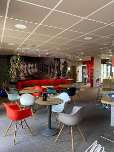 a room with tables and chairs in a building at ibis Styles Pontivy centre Bretagne in Pontivy