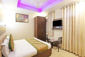 Una cama o camas en una habitación de Hotel Red Stone Mahipalpur