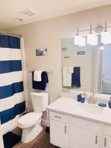 La salle de bains est pourvue de toilettes, d'un lavabo et d'un miroir. dans l'établissement Las Vegas Apartment near the strip, à Las Vegas
