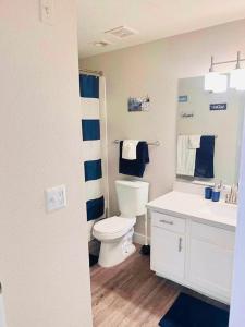 La salle de bains est pourvue de toilettes et d'un lavabo. dans l'établissement Las Vegas Apartment near the strip, à Las Vegas
