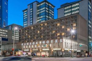 un grand bâtiment avec de grands bâtiments dans une ville dans l'établissement Ramada Plaza by Wyndham Calgary Downtown, à Calgary