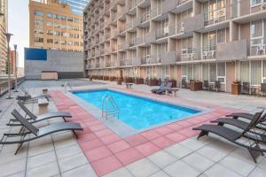 Bazén v ubytování Ramada Plaza by Wyndham Calgary Downtown nebo v jeho okolí