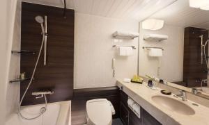 DoubleTree by Hilton Naha Shuri Castle的一间浴室