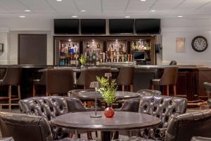Lounge nebo bar v ubytování Ramada Plaza by Wyndham Calgary Downtown