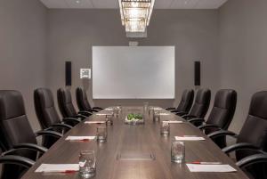 Konferenční prostory v ubytování Ramada Plaza by Wyndham Calgary Downtown
