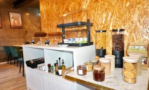 un mostrador con alimentos en una habitación en Lux'Otel City Lodge, en Barcelos