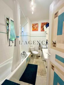 阿爾加約拉的住宿－Maison de village typique bord de mer，带浴缸、卫生间和盥洗盆的浴室