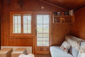 salon z kanapą i oknem w obiekcie Charmant Chalet dans la montagne proche de Verbier w mieście Sembrancher