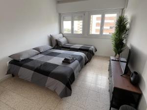 1 dormitorio con 1 cama grande y 1 sofá en Atlantico Apartment, en Roma