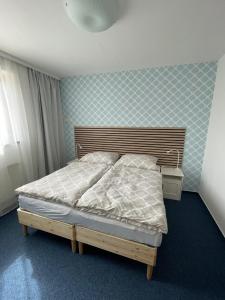 เตียงในห้องที่ Marina Vltava