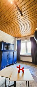 HerscheidÜbernachten im Café Restaurant Vedder的两只红熊坐在厨房的桌子上