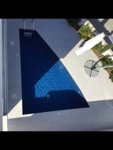 vista sul tetto di una piscina blu di Katikies Superior Villa a Pissouri Altre 47 foto