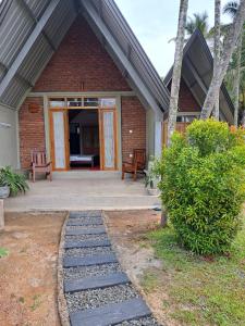 ein Haus mit einem Weg, der zur Eingangstür führt in der Unterkunft Steps Garden Resort in Negombo