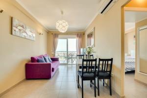 een woonkamer met een paarse bank en een tafel bij Morasol 6-4 in Nerja